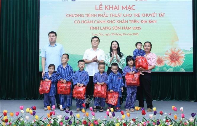 Các trẻ em khuyết tật có hoàn cảnh khó khăn trên địa bàn tỉnh Lạng Sơn năm 2025 nhận quà trước khi phẫu thuật. Ảnh: Anh Tuấn - TTXVN