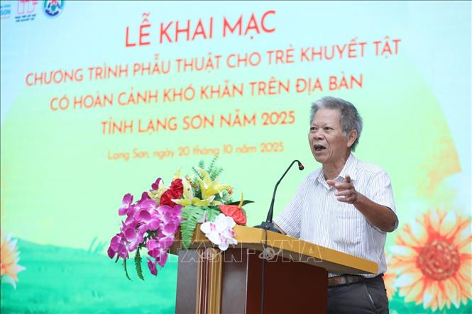 Ông Đồng Văn An, Giám đốc Trung tâm II (trực thuộc Hội cứu trợ trẻ em tàn tật Việt Nam) phát biểu tại Lễ khai mạc chương trình phẫu thuật cho trẻ em khuyết tật có hoàn cảnh khó khăn trên địa bàn tỉnh Lạng Sơn năm 2025. Ảnh: Anh Tuấn - TTXVN