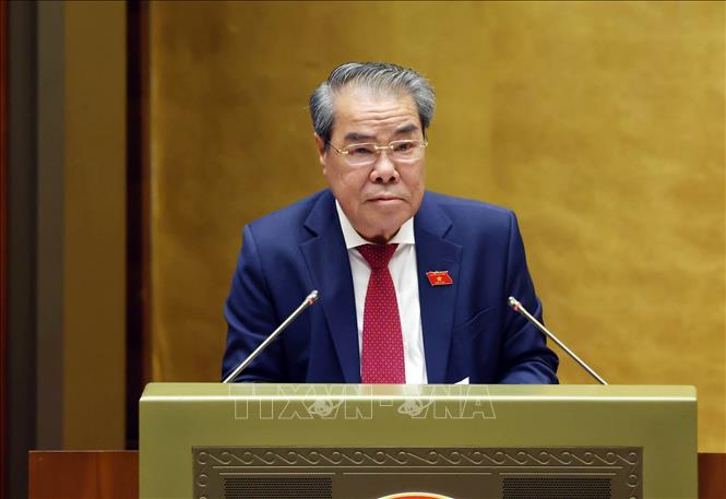 Chủ nhiệm Ủy ban Dân nguyện và Giám sát của Quốc hội Dương Thanh Bình trình bày Báo cáo kết quả giám sát việc giải quyết kiến nghị của cử tri gửi đến Kỳ họp thứ 9, Quốc hội khóa XV. Ảnh: Phạm Kiên - TTXVN