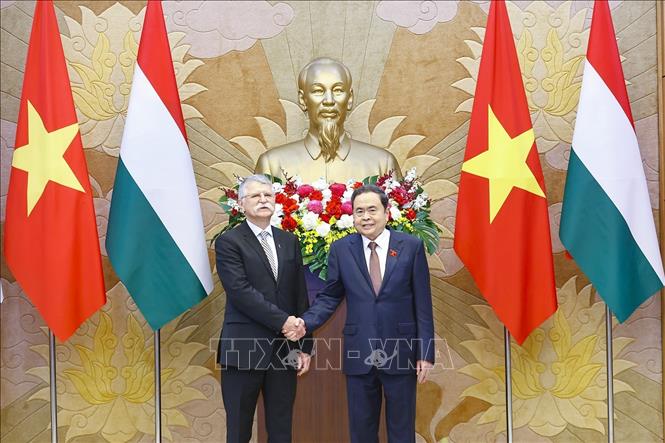 Chủ tịch Quốc hội Trần Thanh Mẫn đón Chủ tịch Quốc hội Hungary Kover Laszlo thăm chính thức Việt Nam. Ảnh: Doãn Tấn - TTXVN