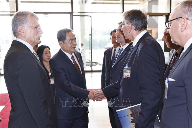 Chủ tịch Quốc hội Hungary Kover Laszlo giới thiệu Chủ tịch Quốc hội Trần Thanh Mẫn các thành viên đoàn Hungary. Ảnh: Doãn Tấn - TTXVN