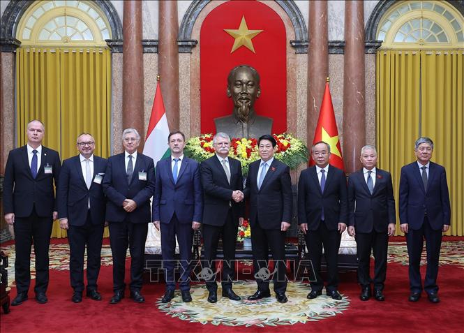 Chủ tịch nước Lương Cường với Chủ tịch Quốc hội Hungary Kover Laszlo và các đại biểu. Ảnh: Lâm Khánh - TTXVN