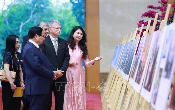 Thủ tướng Phạm Minh Chính và Chủ tịch Quốc hội Hungary Kover Laszlo tham quan trưng bày ảnh về quan hệ hợp tác giữa hai nước do Thông tấn xã Việt Nam thực hiện. Ảnh: Dương Giang – TTXVN
