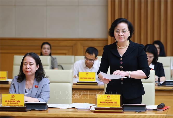 Bộ trưởng Bộ Nội vụ Phạm Thị Thanh Trà, Phó Chủ tịch Thường trực Hội đồng Thi đua-Khen thưởng Trung ương báo cáo công tác chuẩn bị Đại hội Thi đua yêu nước toàn quốc. Ảnh: Dương Giang – TTXVN