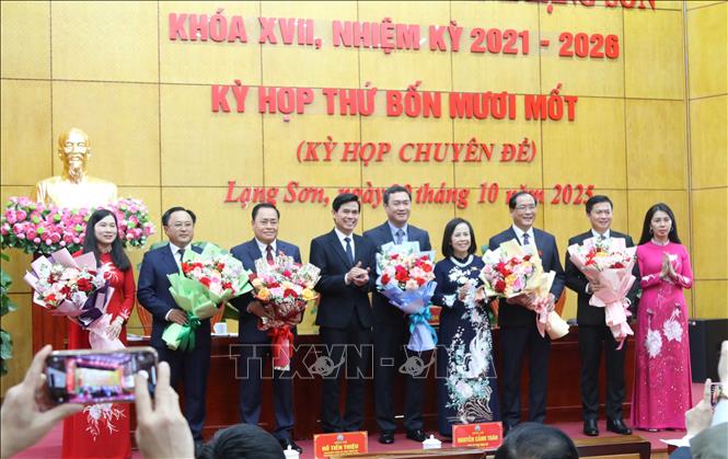 Lãnh đạo Tỉnh ủy Lạng Sơn chúc mừng các đồng chí. Ảnh: Quang Duy – TTXVN