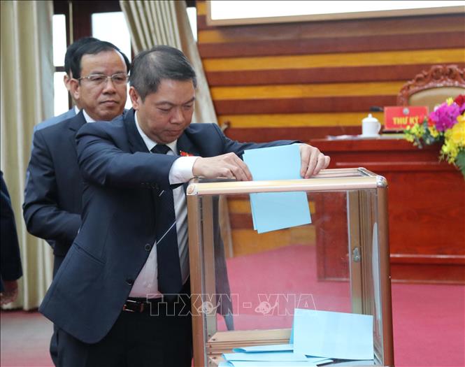 Các đại biểu tiến hành bỏ phiếu bầu các vị trí lãnh đạo chủ chốt của tỉnh Lạng Sơn. Ảnh: Quang Duy - TTXVN