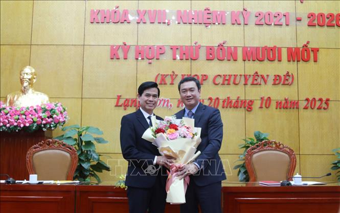 Bí thư Tỉnh ủy Lạng Sơn Hoàng Quốc Khánh chúc mừng ông Nguyễn Cảnh Toàn được bầu làm Chủ tịch UBND tỉnh Lạng Sơn. Ảnh: Quang Duy – TTXVN