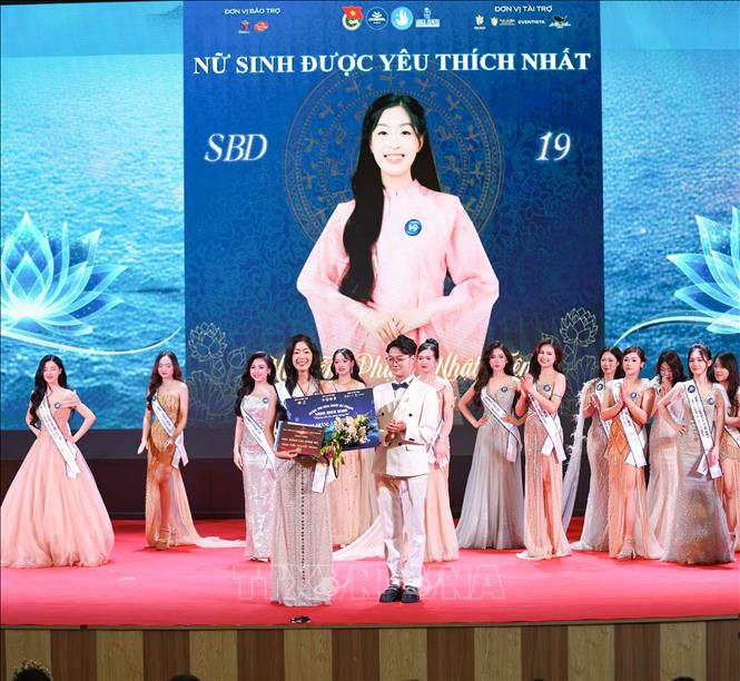 Ban tổ chức trao giải phụ của cuộc thi cho các thí sinh. Ảnh: Thanh Tùng - TTXVN 
