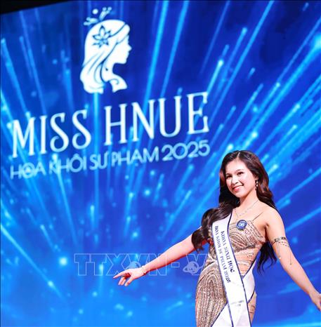 Thí sinh rạng rỡ trong phần thi trang phục dạ hội. Ảnh: Thanh Tùng - TTXVN