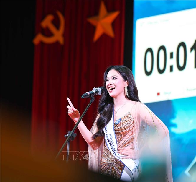 Thí sinh sôi nổi thể hiện tài năng trong phần thi hùng biện. Ảnh: Thanh Tùng - TTXVN 