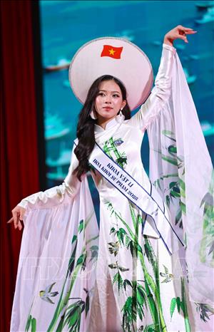 Thí sinh duyên dáng trong phần thi áo dài. Ảnh: Thanh Tùng - TTXVN 