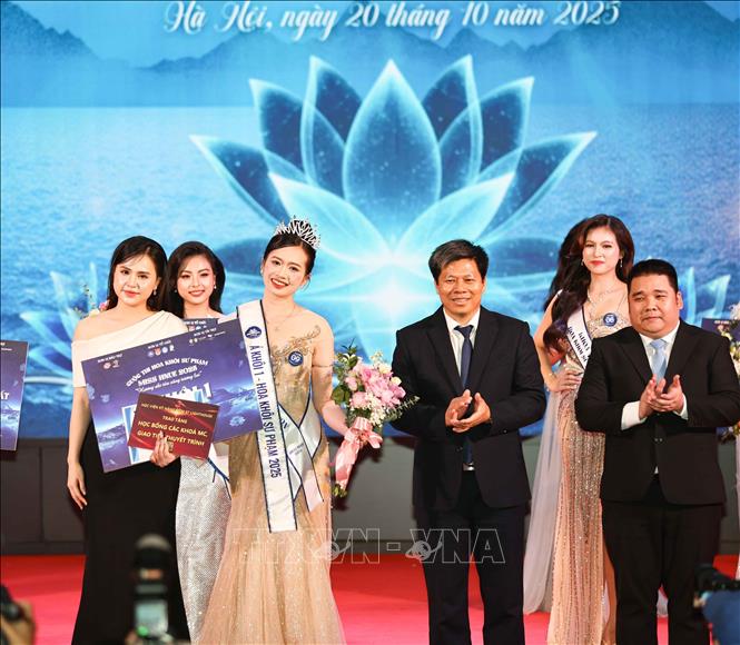 Trao danh hiệu Á khôi 1 cho thí sinh Lưu Thị Thu Lan. Ảnh: Thanh Tùng - TTXVN