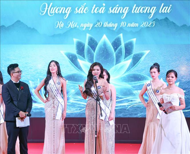 Thí sinh top 5 trong phần thi ứng xử. Ảnh: Thanh Tùng - TTXVN 
