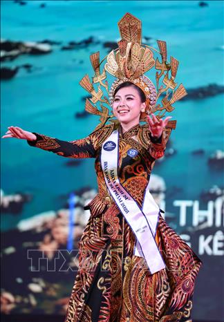 Thí sinh duyên dáng trong phần thi áo dài. Ảnh: Thanh Tùng - TTXVN 