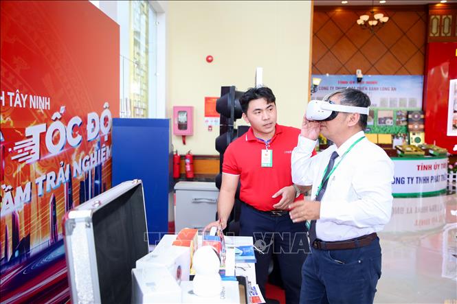 Công nghệ thực tế ảo (VR) được ứng dụng trong chuyển đổi số, góp phần nâng cao hiệu quả trải nghiệm và tương tác số tại tỉnh Tây Ninh. Ảnh: Giang Phương – TTXVN
