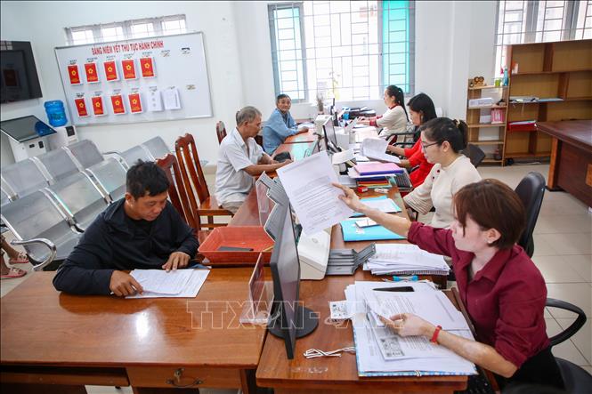 Chính quyền địa phương ứng dụng công nghệ trong giải quyết thủ tục hành chính nhằm nâng cao hiệu quả phục vụ người dân, hướng tới xây dựng chính quyền số và nền hành chính hiện đại tại Tây Ninh. Ảnh: Giang Phương - TTXVN