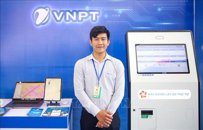 Kiosk thông minh đóng vai trò như một trạm thông tin điện tử, cung cấp các dịch vụ công trực tiếp cho người dân một cách nhanh chóng, tiện lợi và hiệu quả. Ảnh: Giang Phương - TTXVN
