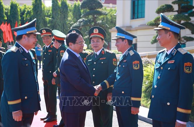 Thủ tướng Phạm Minh Chính với lãnh đạo Quân chủng Phòng không - Không quân. Ảnh: Dương Giang-TTXVN 
