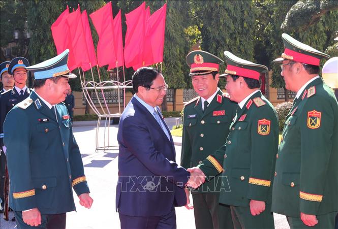 Thủ tướng Phạm Minh Chính với lãnh đạo Bộ Quốc phòng tham dự buổi lễ. Ảnh: Trọng Đức - TTXVN
