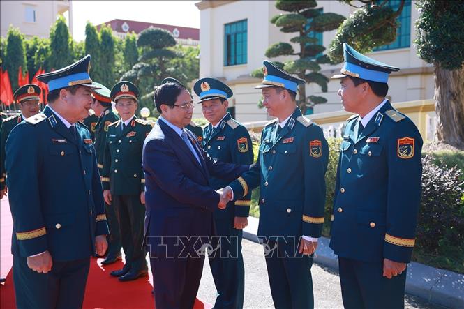 Thủ tướng Phạm Minh Chính với lãnh đạo Quân chủng Phòng không - Không quân. Ảnh: Dương Giang-TTXVN 
