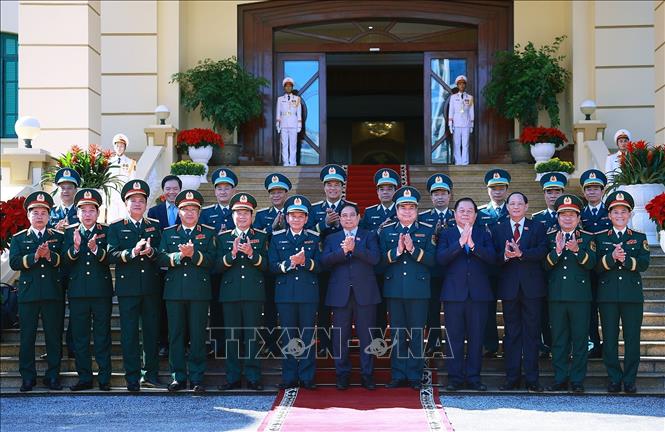 Thủ tướng Phạm Minh Chính với lãnh đạo Bộ Quốc phòng và Quân chủng Phòng không - Không quân. Ảnh: Dương Giang-TTXVN 
