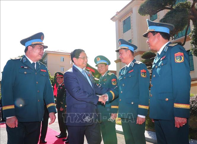 Thủ tướng Phạm Minh Chính với lãnh đạo Quân chủng Phòng không - Không quân. Ảnh: Trọng Đức - TTXVN