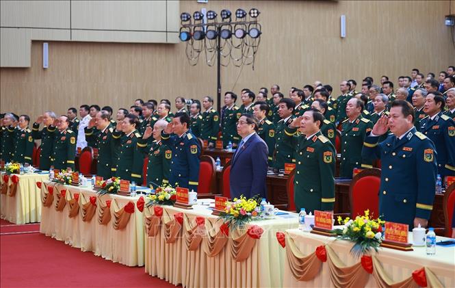 Thủ tướng Phạm Minh Chính và các đại biểu thực hiện nghi lễ chào cờ. Ảnh: Dương Giang-TTXVN 