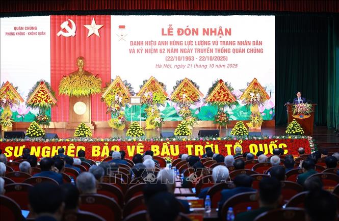 Thủ tướng Phạm Minh Chính phát biểu tại Lễ kỷ niệm 62 năm Ngày truyền thống Quân chủng Phòng không - Không quân. Ảnh: Dương Giang-TTXVN