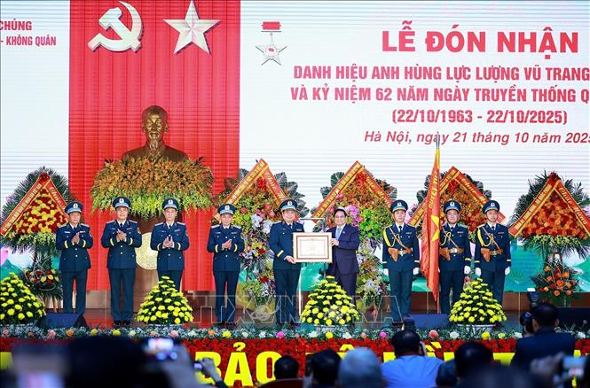 Thủ tướng Phạm Minh Chính trao Danh hiệu Anh hùng lực lượng vũ trang nhân dân cho Quân chủng Phòng không – Không quân. Ảnh: Dương Giang-TTXVN
