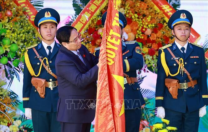 Thủ tướng Phạm Minh Chính gắn Danh hiệu Anh hùng lực lượng vũ trang nhân dân lên Quân kỳ Quyết thắng của Quân chủng Phòng không – Không quân. Ảnh: Dương Giang-TTXVN
