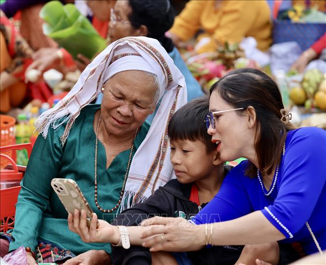 Các thế hệ chia sẻ kỷ niệm về ngày lễ lớn nhất trong năm của người Chăm. Ảnh: Nhật Anh - TTXVN