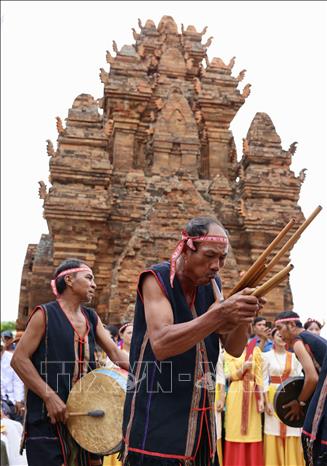 Sự hòa quyện giữa kèn Saranai của người Chăm và khèn bầu của người Raglai dệt nên bản hùng ca về tình đoàn kết anh em. Ảnh: Nhật Anh - TTXVN