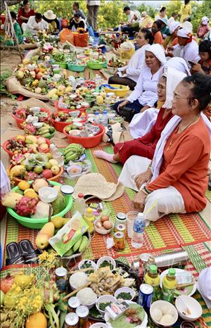 Người Chăm mang lễ vật lên tháp trong lễ hội Katê để dâng cúng thần linh và tổ tiên, cầu mong mưa thuận gió hòa, mùa màng bội thu và bình an cho gia đình. Ảnh: Nhật Anh - TTXVN