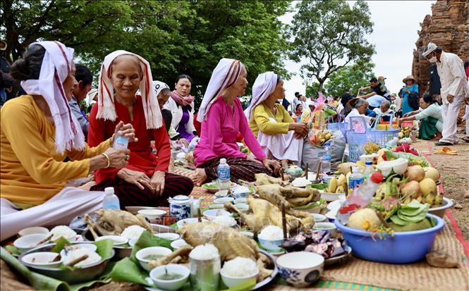 Người Chăm mang lễ vật lên tháp trong lễ hội Katê để dâng cúng thần linh và tổ tiên, cầu mong mưa thuận gió hòa, mùa màng bội thu và bình an cho gia đình. Ảnh: Nhật Anh - TTXVN