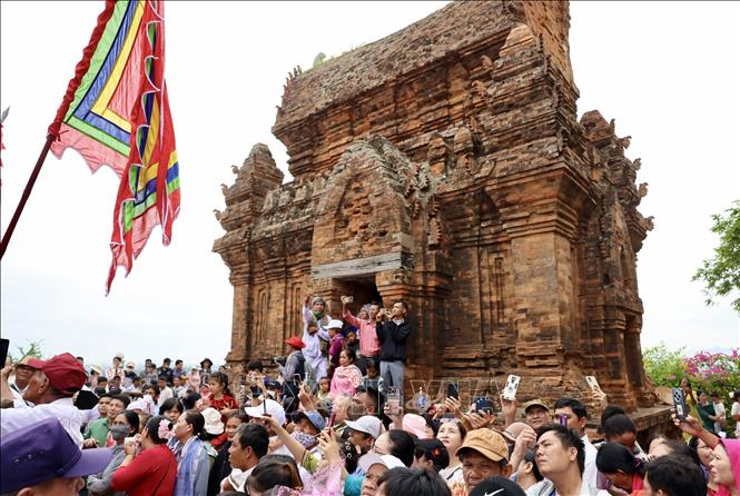 Niềm vui của người dân trong ngày hội lớn nhất năm, thể hiện sức sống mãnh liệt của văn hóa Chăm. Ảnh: Nhật Anh - TTXVN