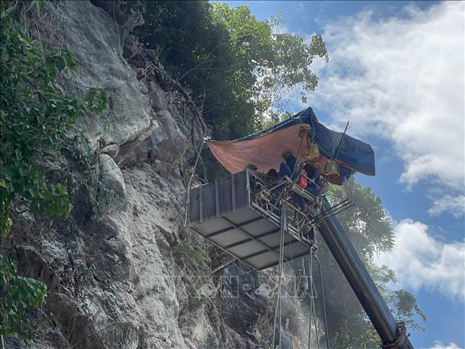 Các đơn vị đường bộ và Công ty xây dựng tiến hành khởi công dự án khắc phục các vị trí tiềm ẩn nguy cơ đá rơi. Ảnh: Vũ Hà- TTXVN