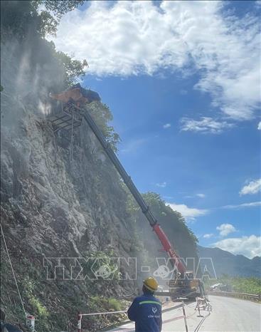 Các đơn vị đường bộ và Công ty xây dựng tiến hành khởi công dự án gia cố, khắc phục tại các vị trí tiềm ẩn nguy cơ đá rơi ở đèo Thung Khe. Ảnh: Vũ Hà- TTXVN