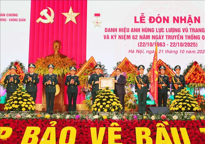 Thủ tướng Phạm Minh Chính trao Danh hiệu Anh hùng LLVT nhân dân cho Quân chủng PKKQ tại lễ Kỷ niệm. Ảnh: Trọng Đức - TTXVN