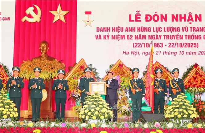 Thủ tướng Phạm Minh Chính trao Danh hiệu Anh hùng LLVT nhân dân cho Quân chủng Phòng không - Không quân tại lễ Kỷ niệm. Ảnh: Trọng Đức - TTXVN