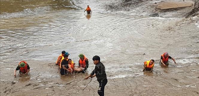 Thi thể nạn nhân Lý A Sinh được lực lượng chức năng tìm thấy và bàn giao cho gia đình lo hậu sự. Ảnh: TTXVN phát