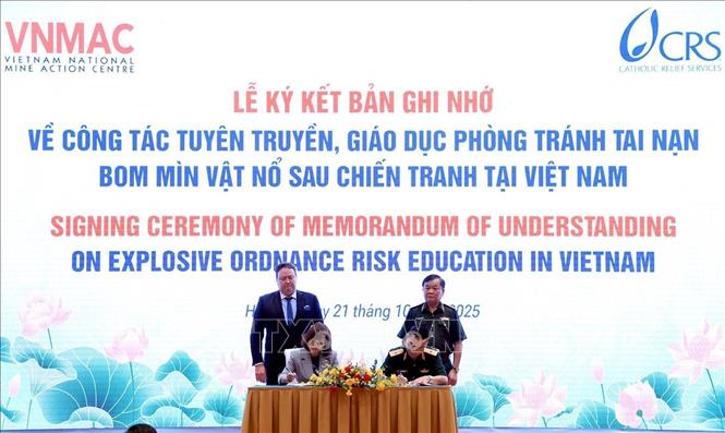 Lễ ký kết Biên bản ghi nhớ giữa các tổ chức hữu nghị quốc tế và VNMAC. Ảnh: Tuấn Anh - TTXVN