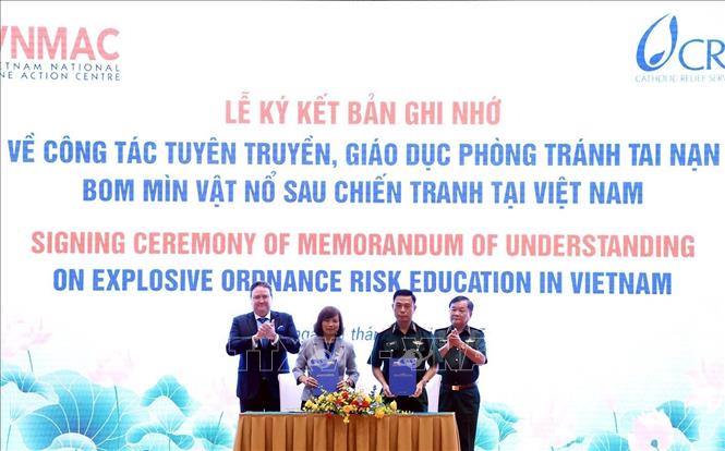 Lễ ký kết Biên bản ghi nhớ giữa các tổ chức hữu nghị quốc tế và VNMAC. Ảnh: Tuấn Anh - TTXVN