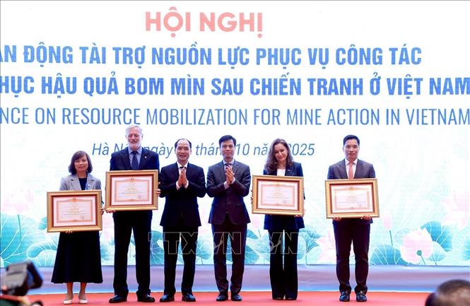 Các Tổ chức Hữu nghị nhận Bằng khen của Thủ tướng Chính phủ. Ảnh: Tuấn Anh - TTXVN