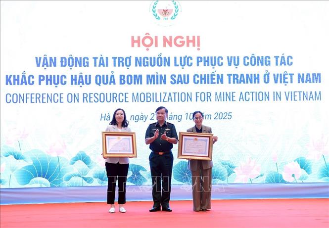  Thượng tướng Hoàng Xuân Chiến, Thứ trưởng Bộ Quốc phòng thừa uỷ quyền của Chủ tịch nước trao tặng Huân chương Hữu nghị cho các Tổ chức quốc tế. Ảnh: Tuấn Anh - TTXVN