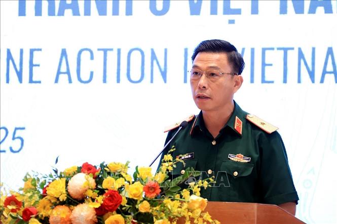 Tổng giám đốc Trung tâm Hành động bom mìn quốc gia Việt Nam (VNMAC) Trần Trung Hoà báo cáo kết quả thực hiện công tác vận động tài trợ. Ảnh: Tuấn Anh - TTXVN