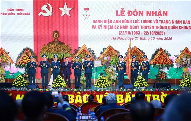 Thủ tướng Phạm Minh Chính trao danh hiệu Anh hùng lực lượng vũ trang nhân dân cho Quân chủng Phòng không – Không quân. Ảnh: Dương Giang-TTXVN