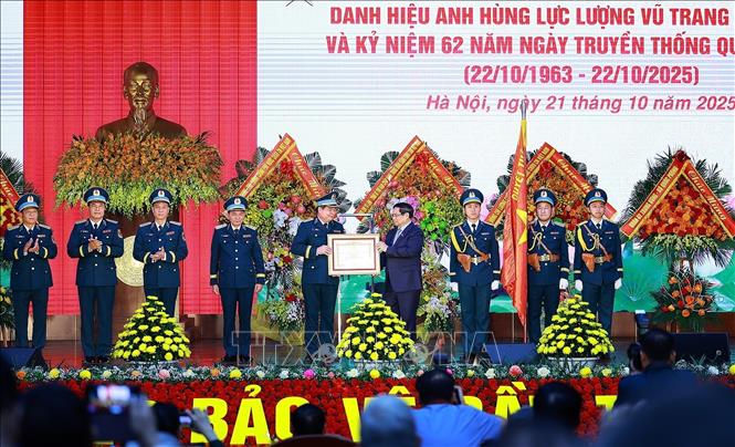 Thủ tướng Phạm Minh Chính trao danh hiệu Anh hùng lực lượng vũ trang nhân dân cho Quân chủng Phòng không – Không quân. Ảnh: Dương Giang-TTXVN