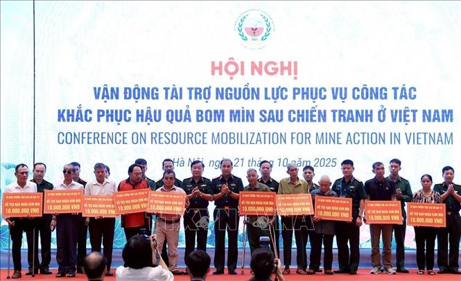 Thượng tướng Hoàng Xuân Chiến, Thứ trưởng Bộ Quốc phòng tặng quà cho các nạn nhân bị bom mìn. Ảnh: Tuấn Anh - TTXVN