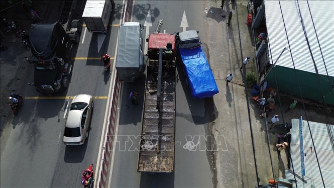 Cơ quan chức năng khám nghiệm hiện trường, điều tra nguyên nhân vụ tai nạn. Ảnh: TTXVN phát