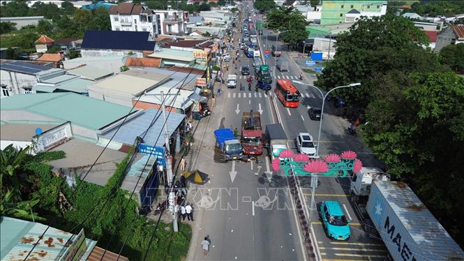 Vụ tai nạn nghiêm trọng trên Quốc lộ 22B, khiến một người tử vong, giao thông trên tuyến ùn tắc nhiều km. Ảnh: TTXVN phát